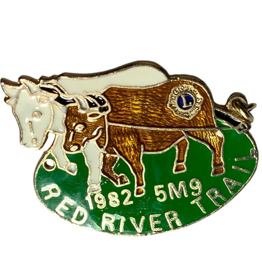 Vintage 1982 Lions Club International Red River Trail Oxen Pin, 5M9